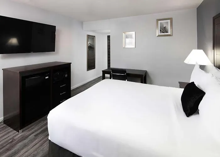 Red Lion Downtown Hotel 2*